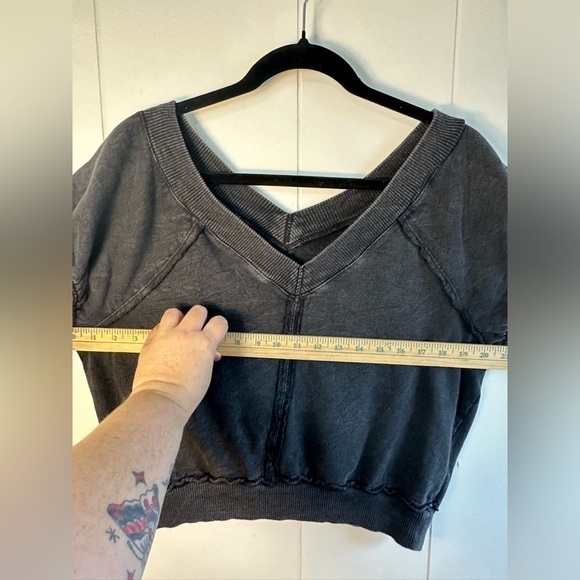 Anthropologie Pilcro Dark Gray Cropped V-Neck Women’s Shirt Size Small - Picture 6 of 11